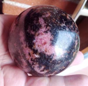 Ps rho 438gr 62mm boule sphere en rhodonite du perou 0